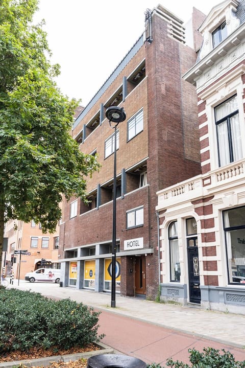 A quaint hotel tucked in a charming city corner, blending modern amenities with historic architecture.

Blijf centraal en bespaar geld bij Hotel Tilburg! Ideaal voor Efteling avonturen, Beekse Bergen uitstapjes, of het verkennen van Tilburg zelf.