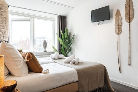 Beach holiday Netherlands – Wake up near the dunes in our charming Zoutelande room
Strandvakantie Nederland – Word wakker bij de duinen in onze sfeervolle kamer in Zoutelande
Strandurlaub Niederlande – Erwachen Sie in den Dünen in unserem charmanten Zimmer in Zoutelande