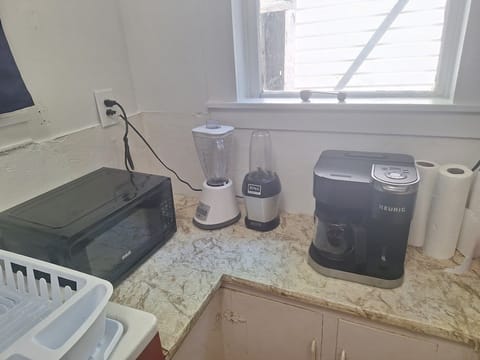 Kitchen small appliances. Keurig coffee maker. single cup and full coffee pot.