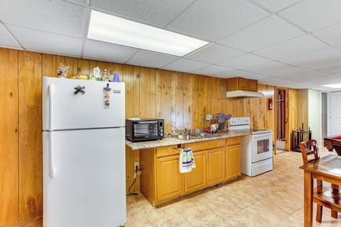 Fridge, stovetop, coffee/tea maker, toaster