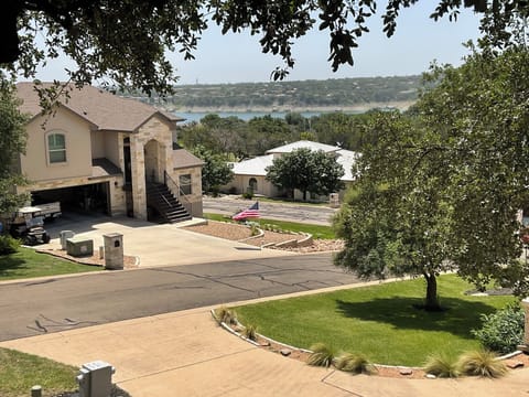 Beautiful lake view and quiet culdesac