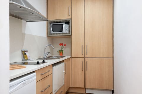 Fridge, microwave, dishwasher, coffee/tea maker