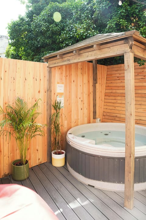 Outdoor spa tub