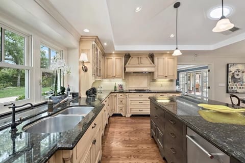 Chef style kitchen; explore your culinary imaginations 