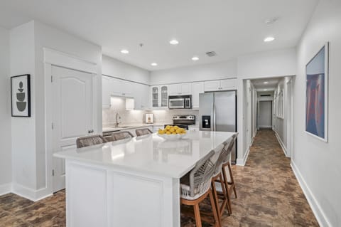 Kitchen w/Large Island Seating