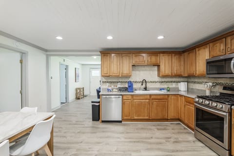 Fridge, stovetop, coffee/tea maker