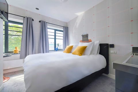 Natural light, fresh air and clutter-free space.