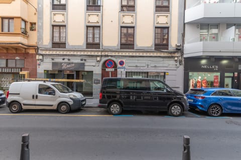 Car charging station