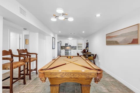 Game room w/ TV (not pictured)