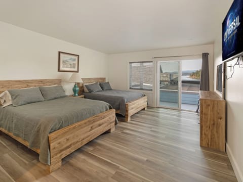 Private two queen beds with full bathroom. Enjoy the Smart TV and partial view of the ferry landing. 
*Every suite is private and has a private bathroom. 
*Kitchen and living space are shared with other guests.