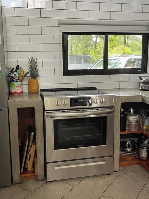 Fridge, oven, stovetop, coffee/tea maker