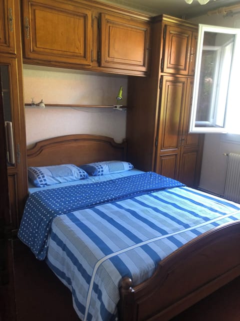 3 bedrooms, iron/ironing board, bed sheets