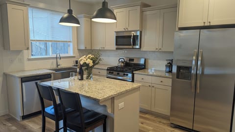 Well-appointed, fully stocked kitchen with new appliances & granite countertops