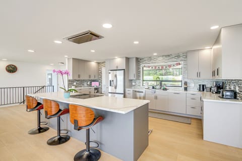 Kitchen | Oven | Microwave | 2nd Floor