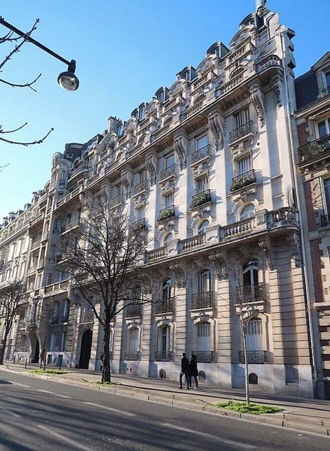 The apartment is on 38 avenue du Président-Wilson, Paris 16e