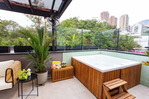 Outdoor spa tub