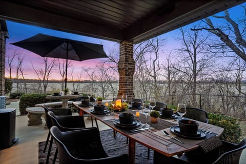 Dine al fresco in our shaded outdoor oasis, with seating for up to 14. Enjoy stunning sunset views surrounded by lush greenery. 🌅🍽️ #SunsetDining