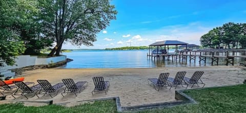 Beach nearby, sun loungers, beach towels