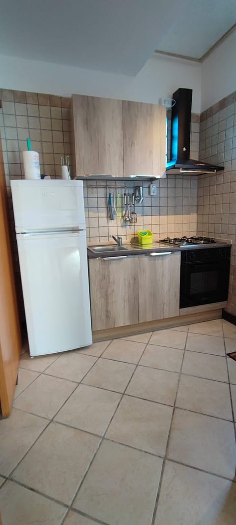 Fridge, oven, stovetop, cookware/dishes/utensils