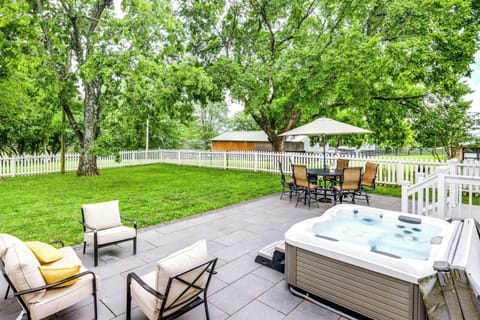 Verona Vacation Rental | 3BR | 2BA | 2,840 Sq Ft | 5 Steps Required