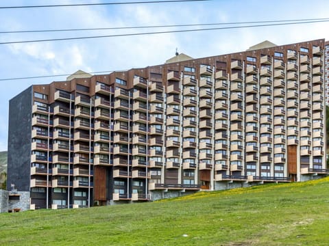 Sky, Building, Cloud, Window, Urban Design, Land Lot, Tower Block, Condominium, Neighbourhood, Grass
