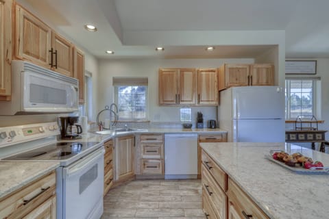 Beautiful Colorado kitchen with everything you need!
