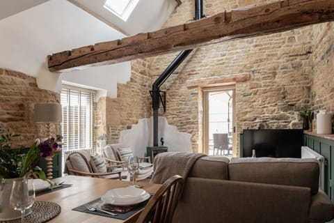 Highgate Sitting Area - StayCotswold