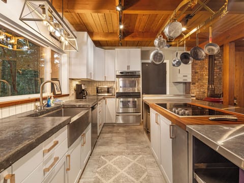 Full gourmet kitchen