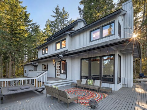 Channel View Retreat is the perfect place to relax and unwind.
Channel View Retreat has a minimum booking/stay requirement of 1 calendar month (27-30 nights depending on monthly calendar). Partial months are only available during the current month if the month has not been rented.