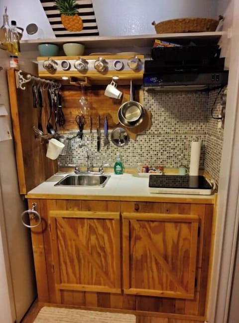 Microwave, cookware/dishes/utensils