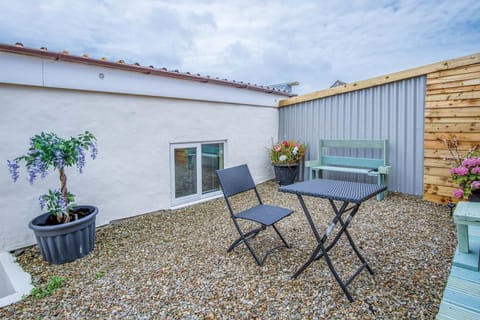 Clouds - 1 Bedroom Holiday Home - Milford Haven (21969)