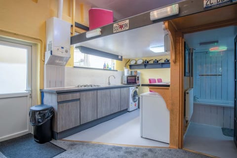 Clouds - 1 Bedroom Holiday Home - Milford Haven (21957)