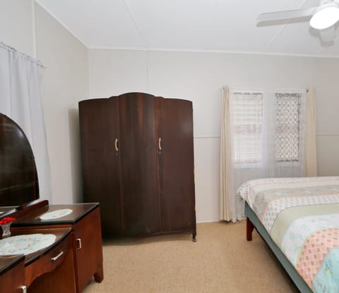 3 bedrooms, iron/ironing board, bed sheets