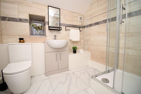 Our bathroom is spotless, modern, and designed with your comfort in mind. It features a sleek shower with excellent water pressureโperfect for a refreshing start to your day or a relaxing rinse at night.
