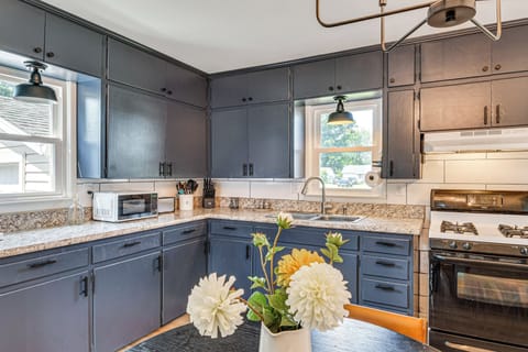 Kitchen | Stove/Oven | Microwave