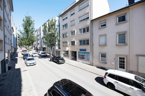 Experience the convenience of our central location, with easy access to local shops, restaurants, and public transport just steps from your doorstep.