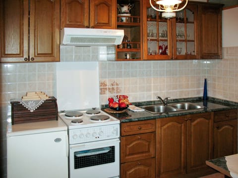 Fridge, oven, cookware/dishes/utensils