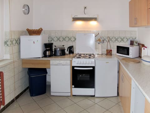 Fridge, oven, dishwasher, cookware/dishes/utensils