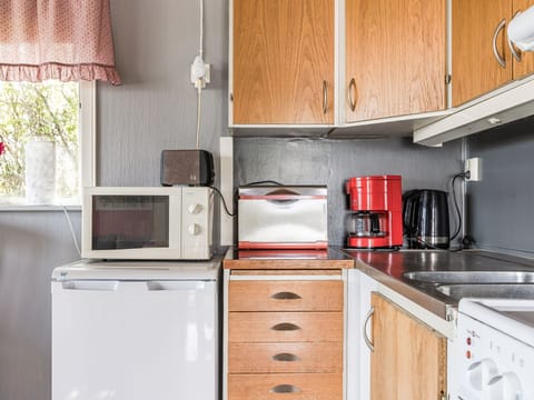 Fridge, microwave, oven, cookware/dishes/utensils