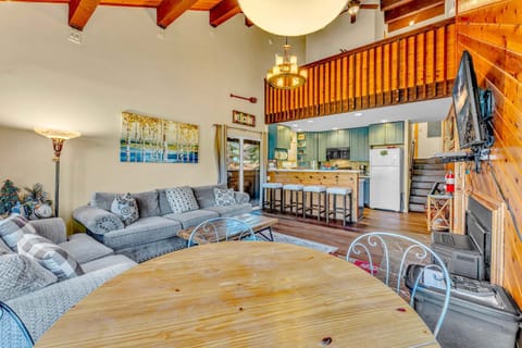 Dining Area: 4-person table, surrounded by windows and beautiful views, situated in the corner of the living room