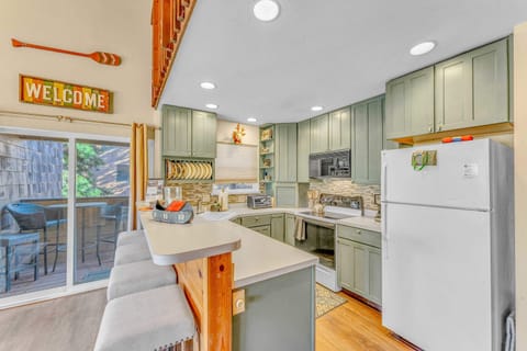 Kitchen: Well-equipped kitchen, open to the living room, kitchen bar w/4 bar stools