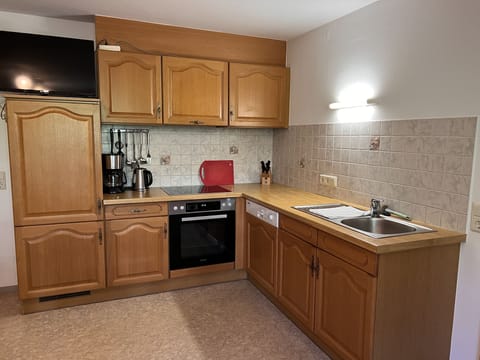 Fridge, oven, dishwasher, cookware/dishes/utensils