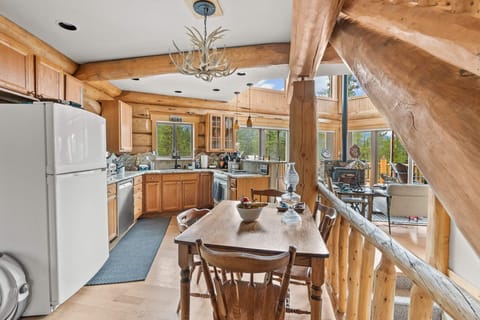 dining table/kitchen