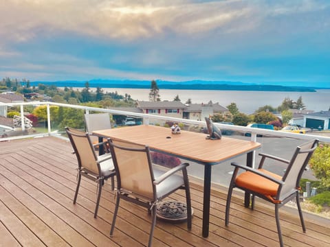 Huge deck on 2nd FL with nice outdoor funiture to enjoy amazing sea view &sunset