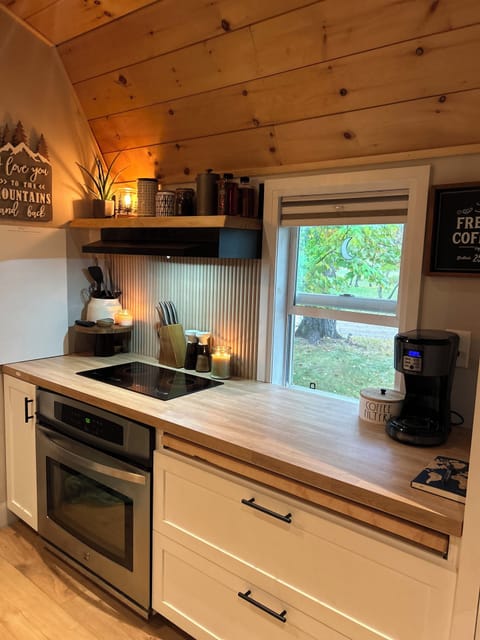 Fridge, oven, stovetop, coffee/tea maker