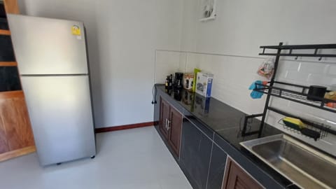 Fridge, oven, stovetop, coffee/tea maker