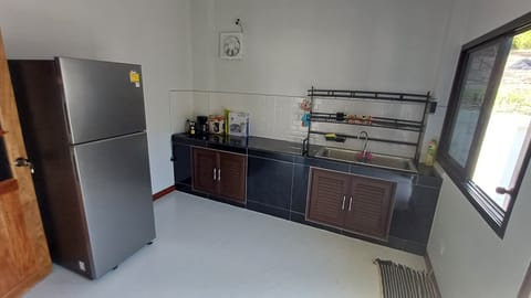 Fridge, oven, stovetop, coffee/tea maker