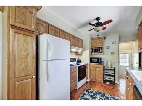 Our kitchen features new stainless steel appliances, fully stocked for the chefs of your group :)