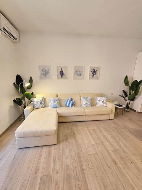 Comfortable L-shaped sofa with the option to pull out a king-size bed(160x190cm)