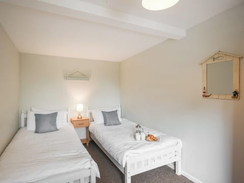 Twin bedroom | Treetops - Tides Reach and Treetops, Aberdyfi